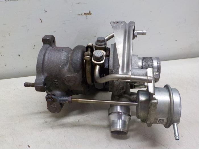 Turbo van een Renault Clio IV (5R) 0.9 Energy TCE 90 12V 2013