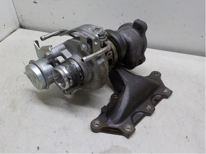 Turbo van een Renault Clio IV (5R) 0.9 Energy TCE 90 12V 2013