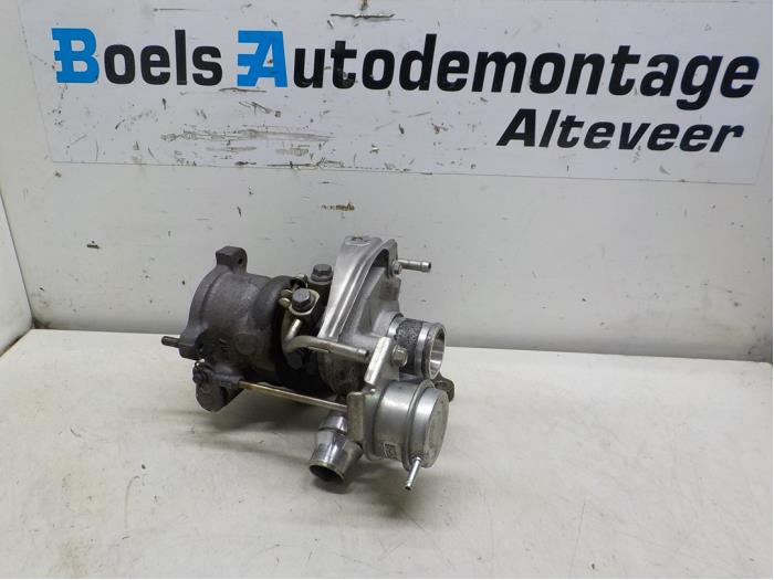 Turbo van een Renault Clio IV (5R) 0.9 Energy TCE 90 12V 2013
