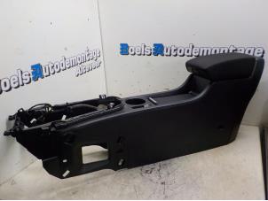 Begagnade Mittkonsol Opel Astra J Sports Tourer (PD8/PE8/PF8) 1.7 CDTi 16V Pris € 75,00 Marginaltabell erbjuds av Boels Autodemontage