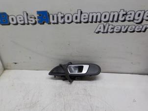 Gebruikte Portiergreep 4Deurs links-voor Ford Fiesta 6 (JA8) 1.0 EcoBoost 12V 100 Prijs € 15,00 Margeregeling aangeboden door Boels Autodemontage