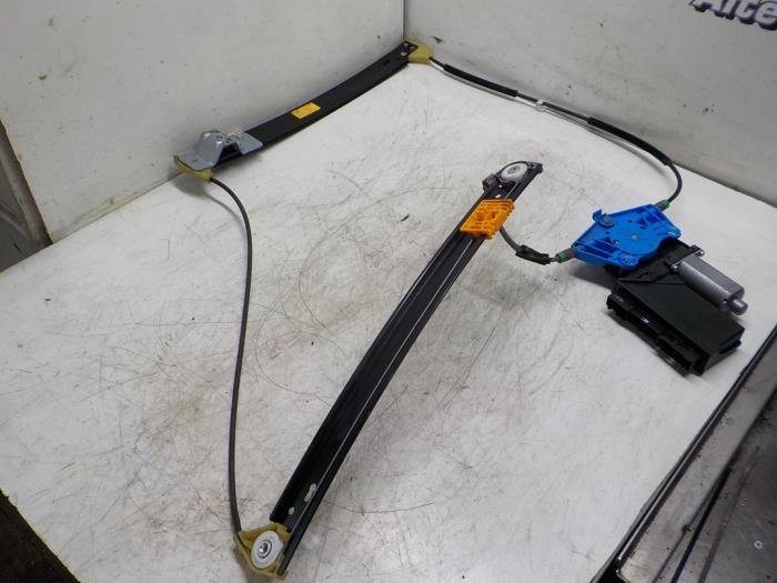 Fönstermekanism, 4-dörrars, vänster fram från en Seat Exeo ST (3R5) 1.8 TSI 16V 2012