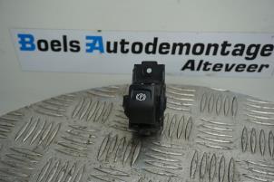 Gebruikte Schakelaar handrem Opel Insignia Mk.I 2.8 VXR V6 Turbo Ecotec 24V 4x4 Prijs € 10,00 Margeregeling aangeboden door Boels Autodemontage