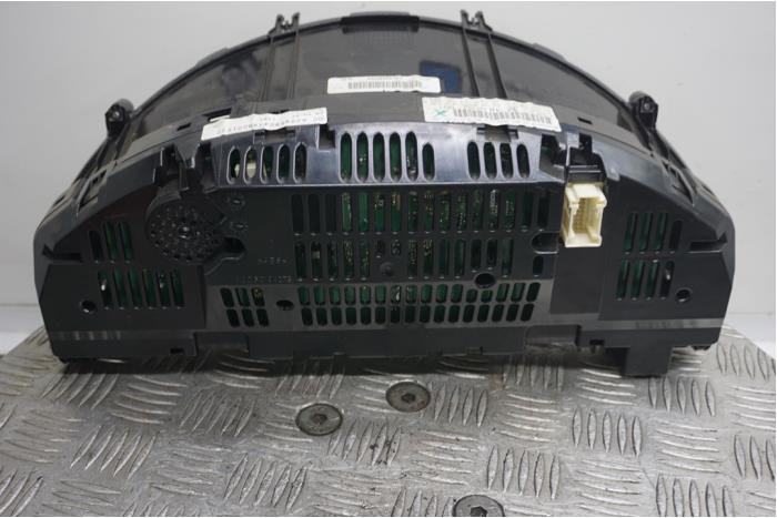 Vägmätare KM från en Mercedes-Benz C (W204) 2.2 C-220 CDI 16V 2008