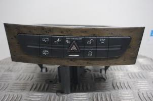 Gebruikte Paniekverlichtings Schakelaar Mercedes E Combi (S211) 2.6 E-240 V6 18V Prijs € 40,00 Margeregeling aangeboden door Boels Autodemontage