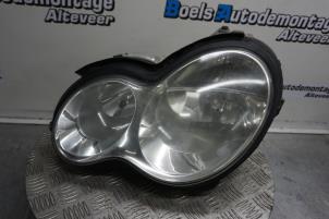 Begagnade Strålkastare, vänster Mercedes C (W203) 1.8 C-180K 16V Pris € 75,00 Marginaltabell erbjuds av Boels Autodemontage