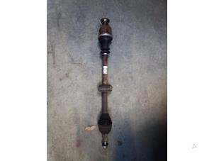 Gebruikte Aandrijfas rechts-voor Renault Twingo II (CN) 1.2 16V Prijs € 30,00 Margeregeling aangeboden door Autobedrijf Hoogerwerf