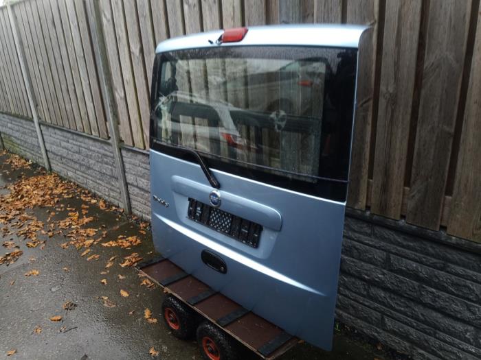 Baklucka från en Fiat Doblo (223A/119) 1.4 2007