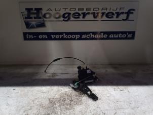 Begagnade Dörrlåsmekanism, 4-dörrars, höger fram Opel Corsa D 1.2 16V Pris € 25,00 Marginaltabell erbjuds av Autobedrijf Hoogerwerf