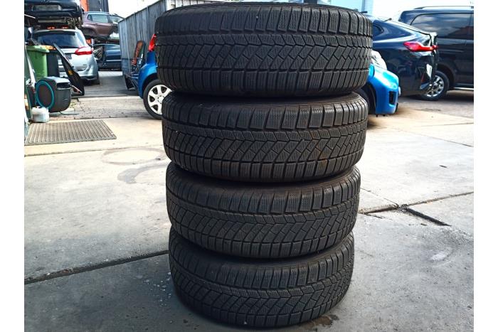 Zestaw felg sportowych + opony zimowe z BMW 3 serie Touring (E46/3) 316i 16V 2003