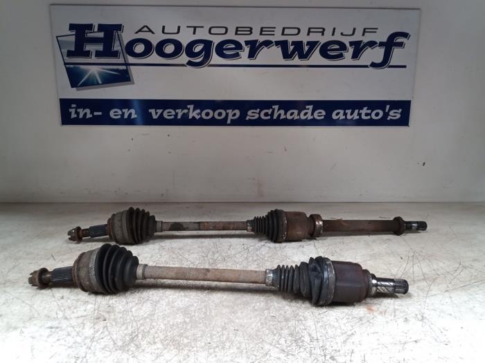 Aandrijfas links-voor van een Renault Kangoo Express (FW) 1.5 dCi 75 2014