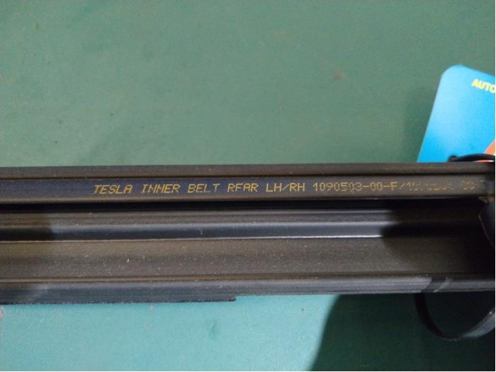 Portierrubber 4Deurs rechts-achter van een Tesla Model 3 Long Range AWD 75 kWh 2019