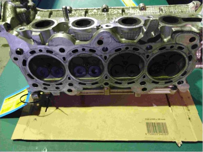 Cilinderkop van een Suzuki Swift (ZA/ZC/ZD) 1.2 16V 2012