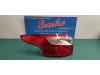 Achterlicht links van een Ford Focus 3 Wagon, 2010 / 2020 1.6 Ti-VCT 16V 125, Combi/o, Benzine, 1.596cc, 92kW (125pk), FWD, PNDA, 2010-07 / 2018-05 2011