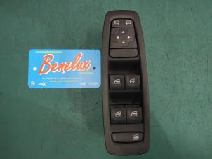 Gebruikte Elektrisch Raam Schakelaar Renault Megane IV Estate (RFBK) 1.3 TCE 115 16V Prijs € 50,00 Margeregeling aangeboden door Benelux Zwijndrecht B.V.