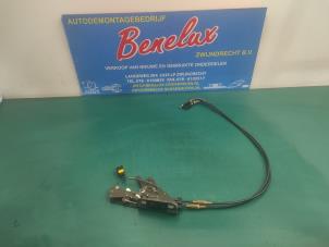 Gebruikte Cabriodak vergrendelslot Peugeot 206 CC (2D) 1.6 16V Prijs op aanvraag aangeboden door Benelux Zwijndrecht B.V.