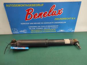 Gebruikte Achterklepdemper links-achter Nissan Qashqai (J11) 1.2 DIG-T 16V Prijs op aanvraag aangeboden door Benelux Zwijndrecht B.V.