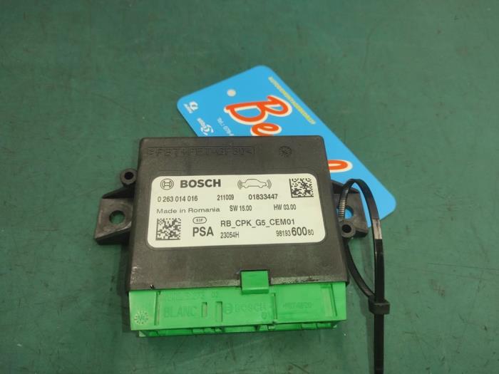 PDC-modul från en Opel Vivaro 2.0 Diesel 145 2022