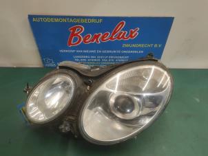 Gebruikte Linker Koplamp Mercedes E Combi (S211) 5.0 E-500 V8 24V Prijs op aanvraag aangeboden door Benelux Zwijndrecht B.V.