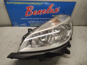 Gebruikte Koplamp links Renault Clio III (BR/CR) 1.2 16V 75 Prijs op aanvraag aangeboden door Benelux Zwijndrecht B.V.
