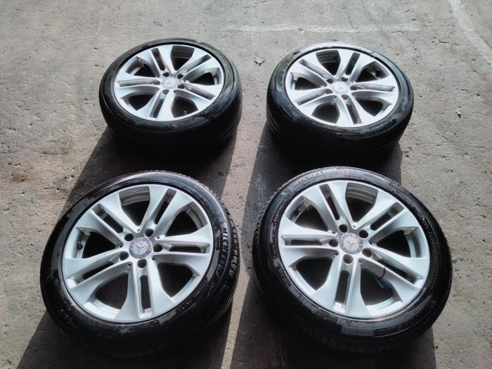 Hjuluppsättning + däck från en Mercedes-Benz C Estate (S204) 2.2 C-220 CDI 16V BlueEfficiency 2013