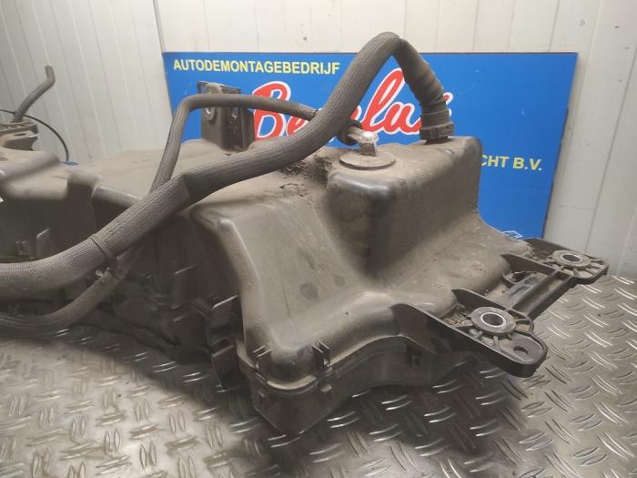 AdBlue-tank från en Ford Transit Connect (PJ2) 1.5 EcoBlue 2018