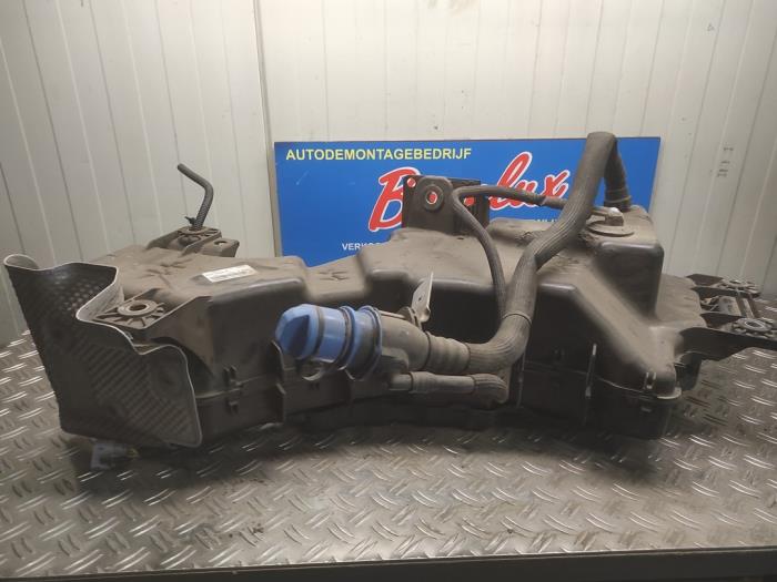 AdBlue-tank från en Ford Transit Connect (PJ2) 1.5 EcoBlue 2018