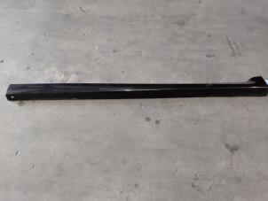 Gebruikte Sideskirt rechts Renault Twingo II (CN) 1.6 16V RS Prijs op aanvraag aangeboden door Benelux Zwijndrecht B.V.