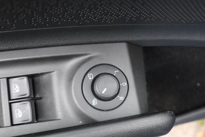 Spiegel Buiten links van een Skoda Enyaq iV Coupe 60 2024