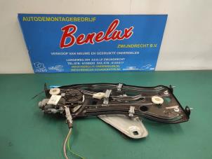 Używane Mechanizm szyby lewej tylnej wersja 2-drzwiowa Peugeot 207 CC (WB) 1.6 16V Cena na żądanie oferowane przez Benelux Zwijndrecht B.V.