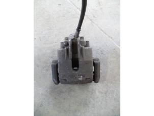 Begagnade Bakre bromsok, vänster BMW 5 serie Touring (E61) 520d 16V Pris på förfrågan erbjuds av Autodemontage Joko B.V.