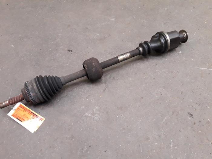 Aandrijfas rechts-voor van een Renault Clio II (BB/CB) 1.4 16V 2003