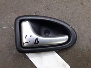 Gebruikte Portiergreep 2Deurs links Renault Clio II (BB/CB) 1.4 16V Prijs op aanvraag aangeboden door Autodemontage Joko B.V.