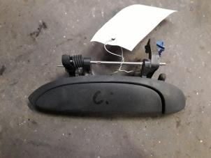 Gebruikte Portiergreep 2Deurs links Renault Clio II (BB/CB) 1.4 16V Prijs op aanvraag aangeboden door Autodemontage Joko B.V.