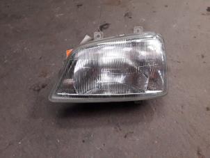 Begagnade Strålkastare, vänster Daihatsu Terios (J1) 1.3 16V 4x4 Pris på förfrågan erbjuds av Autodemontage Joko B.V.