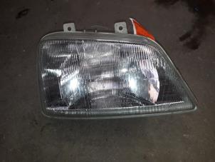 Begagnade Strålkastare, höger Daihatsu Terios (J1) 1.3 16V 4x4 Pris på förfrågan erbjuds av Autodemontage Joko B.V.