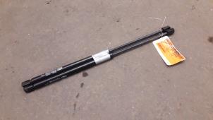 Begagnade Gasfjäder, vänster bak Audi A2 (8Z0) 1.4 16V Pris på förfrågan erbjuds av Autodemontage Joko B.V.