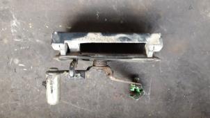 Używane Uchwyt tylnej klapy Ford Transit 2.0 TDCi 16V Tourneo Cena na żądanie oferowane przez Autodemontage Joko B.V.