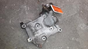 Begagnade Övre fäste, generator Nissan Primera Wagon (W12) 1.8 16V Pris på förfrågan erbjuds av Autodemontage Joko B.V.