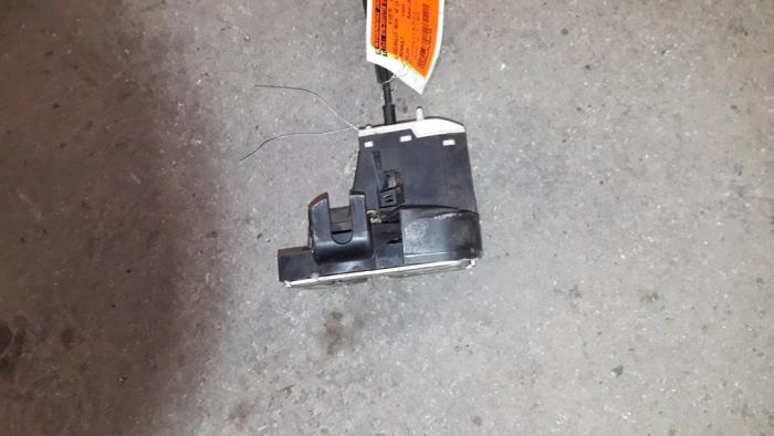 Dörrlåsmekanism, 4-dörrars, vänster fram från en Renault Clio II Societe (SB) 1.5 dCi 68 2006