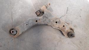 Begagnade Främre undre gaffelben, höger Kia Cerato 1.6 16V Pris på förfrågan erbjuds av Autodemontage Joko B.V.