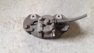 Begagnade Främre bromsok, vänster Mitsubishi Lancer Wagon (CS/CT) 1.6 16V Pris på förfrågan erbjuds av Autodemontage Joko B.V.