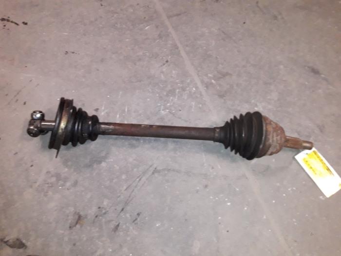 Homokineetas links-voor van een Renault Megane Scénic (JA) 2.0 RT 1996