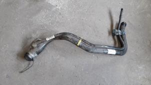 Używane Rurka do napelniania zbiornika paliwa Opel Astra K 1.0 Turbo 12V Cena na żądanie oferowane przez Autodemontage Joko B.V.