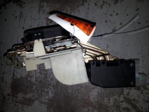 Begagnade Dörrlåsmekanism, 4-dörrars, vänster fram Saab 900 Pris på förfrågan erbjuds av Autodemontage Joko B.V.