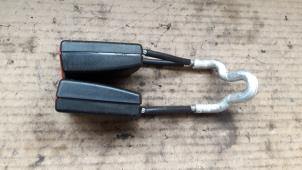 Używane Wtyk pasa bezpieczenstwa srodek tyl Skoda Fabia II Combi 1.9 TDi Cena na żądanie oferowane przez Autodemontage Joko B.V.