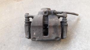 Begagnade Främre bromsok, vänster Mini Mini (R56) 1.6 16V Cooper Pris på förfrågan erbjuds av Autodemontage Joko B.V.