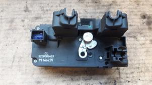 Begagnade Låsmekanism, skjutdörr, höger Renault Trafic New (FL) 1.9 dCi 82 16V Pris på förfrågan erbjuds av Autodemontage Joko B.V.