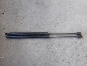 Begagnade Gasfjäder, vänster bak Hyundai Getz 1.3i 12V Pris på förfrågan erbjuds av Autodemontage Joko B.V.