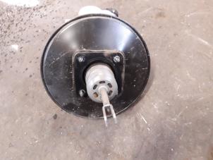 Begagnade Bromsservo Renault Twingo II (CN) 1.2 16V Pris på förfrågan erbjuds av Autodemontage Joko B.V.